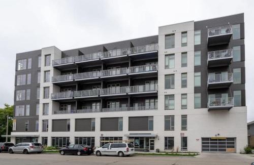 Fifth Ward Apartment | Charming Walker's Point Apt with Balcony - Sleeps 4