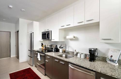 Fifth Ward Apartment | Walker's Point Apt with Gym and Balcony - Sleeps 4-5