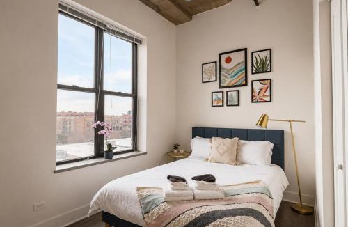 Near South Side Apartment | Spacious and Luxurious 3BR Near McCormick Place and Soldier Field with Optional Parking - Sleeps 10