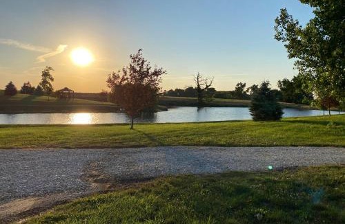 Gerlaw Apartment | Cast & Relax! Lake-View Fishing Cabin in Monmouth