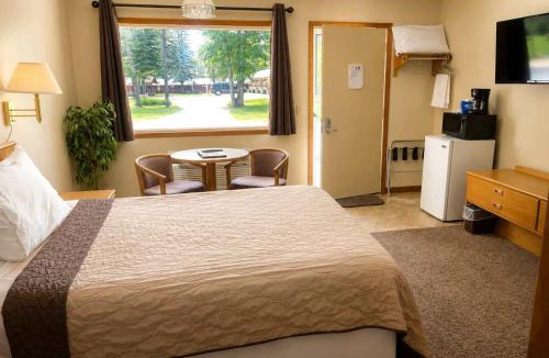 Grayling House | Room 29-1 Queen 1 Full Suite-Woodland Motor Lodge