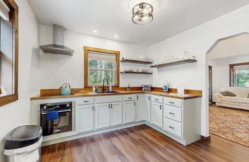 Adams House | Cozy Green Cottage
