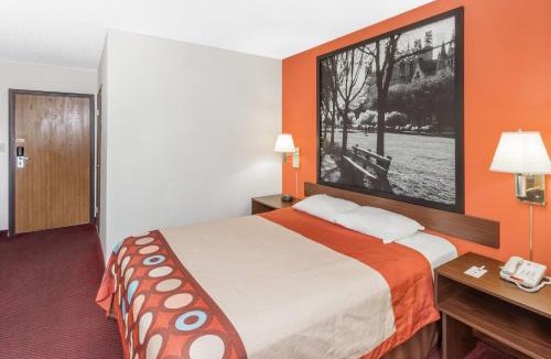 Washington Hotel | Super 8 by Wyndham Washington/Peoria Area