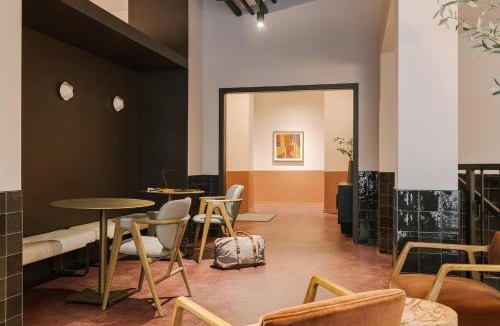 West Loop Gate Apartment | LIVN West Loop Chicago King Studio