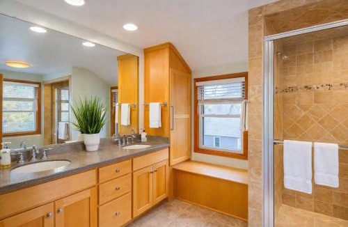 Appleton House | River Drive Retreat - Family Neighborhood sleeps 10