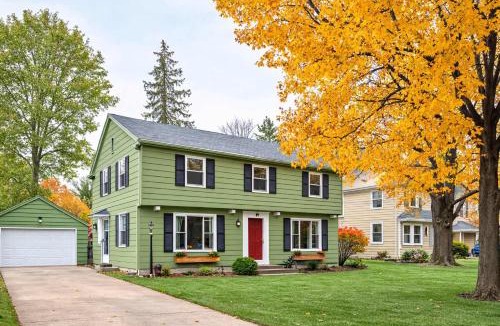 Appleton House | River Drive Retreat - Family Neighborhood sleeps 10