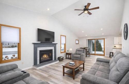 Appleton House | East Side 3 Br 2 full bath King Bed