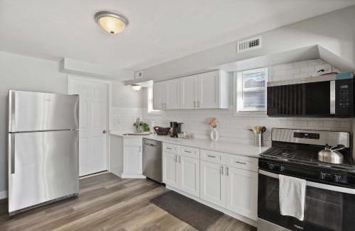 Russell House | Modern 4BD 2BA Home Near Downtown Metra