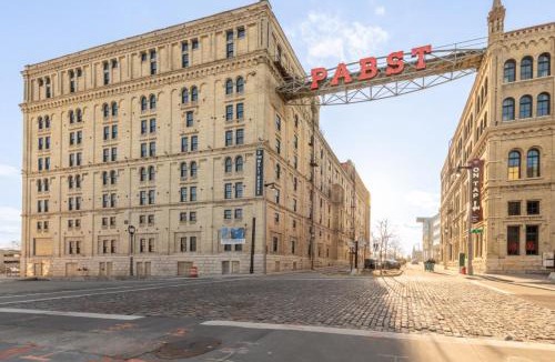 Westown Apartment | Cream City Industrial Loft Near Fiserv with Parking - Suite 4 - Sleeps 8