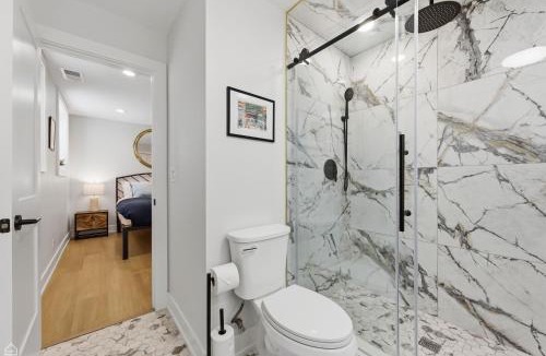 Andersonville Apartment | Newly Renovated 3BR 2BA in Heart of Andersonville condo