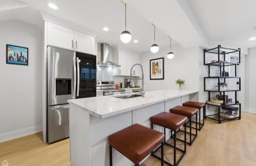 Andersonville Apartment | Newly Renovated 3BR 2BA in Heart of Andersonville condo