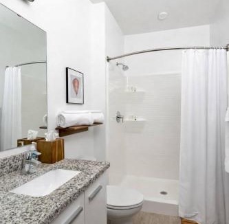 Fifth Ward Apartment | Walker's Point Apt with Gym and Balcony - Sleeps 4-5