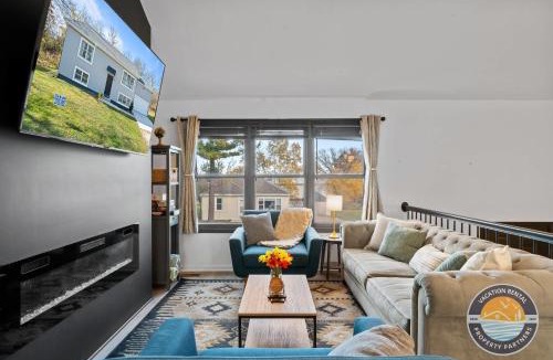 Como House | Lake Geneva Family House Pool Table Fireplace and Sleeps 10