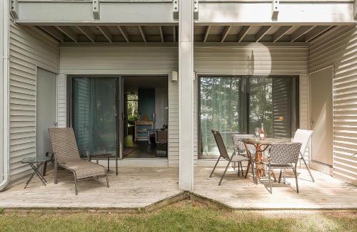 Acme Apartment | Cozy Aviation Style Lake View Condo at The Shores