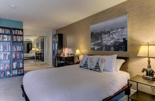 Acme Apartment | Cozy Aviation Style Lake View Condo at The Shores