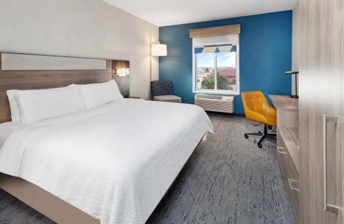 Pekin Hotel | Holiday Inn Express Pekin - Peoria Area by IHG