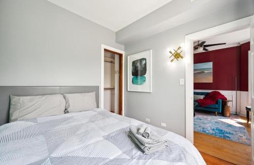 Lakeview Apartment | Wrigley 2BR, 1BA with Free Parking