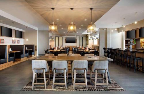 Bedford Park Hotel | DoubleTree by Hilton Chicago Midway Airport, IL