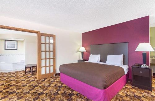 Elkhorn Hotel | AmericInn by Wyndham Elkhorn Near Lake Geneva