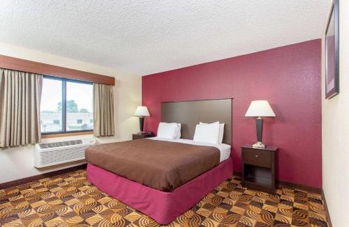 Elkhorn Hotel | AmericInn by Wyndham Elkhorn Near Lake Geneva