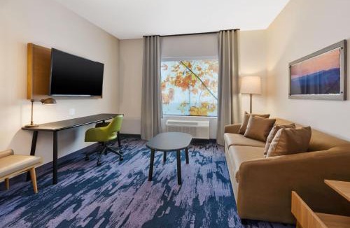 Alpine Center Hotel | Fairfield by Marriott Inn & Suites Grand Rapids North