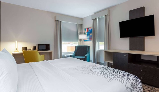 La Quinta Inn & Suites by Wyndham Shorewood
