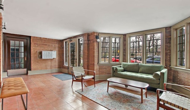 Charming & Spacious 2BR Apartment in Chicago