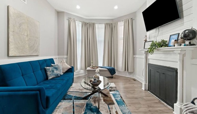 Stylish 3-BR Oasis, Free Parking + Laundry!