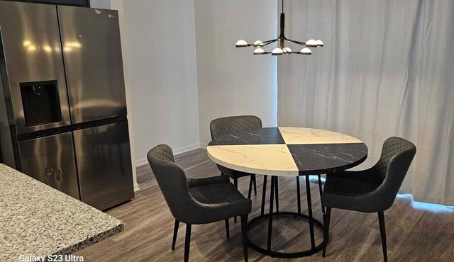 Townhome 5 mins away from O'Hare Airport and the Allstate Arena