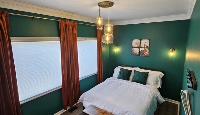 The Caboose - Cozy space, steps from downtown