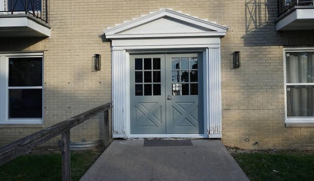 Clean Lovely 2BR Condo, Mins from Downtown