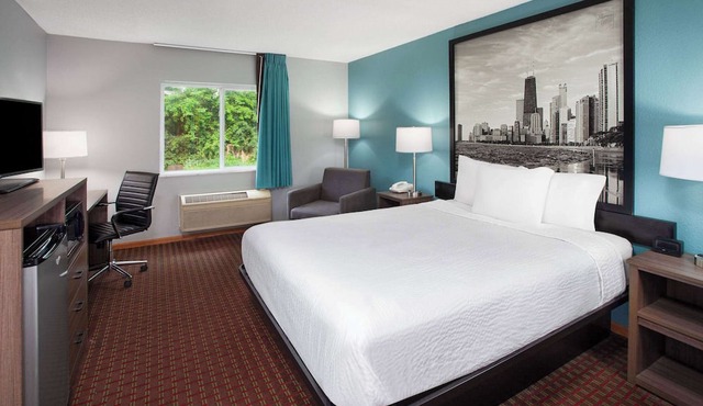 Super 8 by Wyndham McHenry/Fox Lake Area