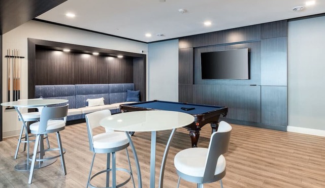 East Side Luxury 1BR Apt - Near Brady St with Balcony and Lounge | Sleeps 4