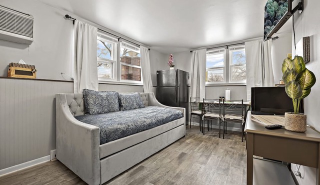 Studio1116E/PetFriendly/WIFI/BigTV/PKG/nearDowntown Aurora.
