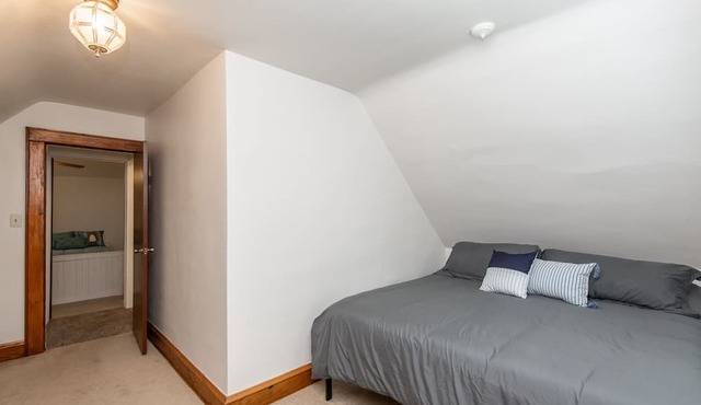 4BD House, Your Central Suburban Oasis, City Lights, Quiet Nights