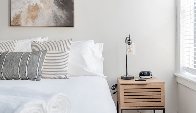 Guest Favorite Getaway in Lakeview Near Wrigley