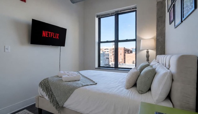 Premium 2BR Michigan Suite with Skyline Views Near McCormick Place & Lakefront