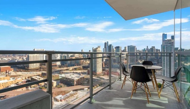 West Loop 2BR with Skyline Views + Prime Location