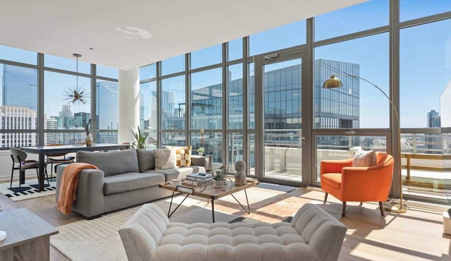Spacious Penthouse Trio + Skyline Views for Groups