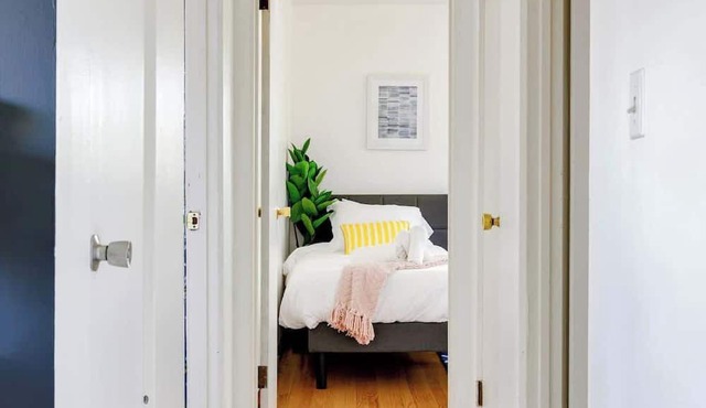 Curated for Cozy Stays -2 Parking Spaces, Sleeps 4