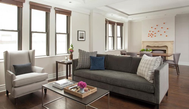 Large 3 Bed Duplex Downtown Chicago with Housekeeping & Laundry. Dog Friendly.
