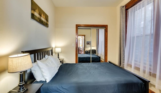 Perfect for Groups! Steps to the Beach and Room for All! Enjoy All Andersonville Has to Offer! by AllSet Turnover