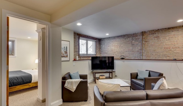 Relaxing in Ravenswood - This Neighborhood is Great for Any Group and Close to Everything! by AllSet Turnover