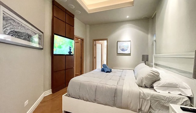 GROUP LUX in Old Town/Gold Coast (+private roof)