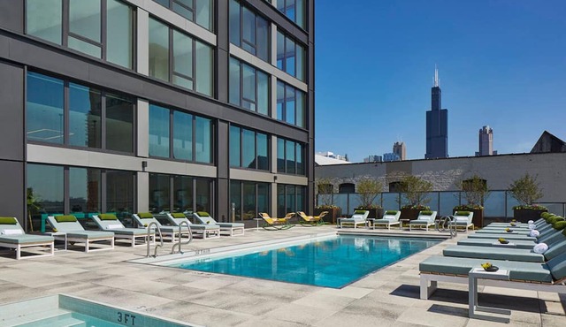 Hip West Loop Studio w/Gym & Coworking, nr UIC, by Blueground
