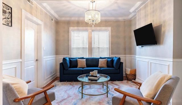 Spacious 3BRCondo near Wrigley/Dtwn +FreeParking