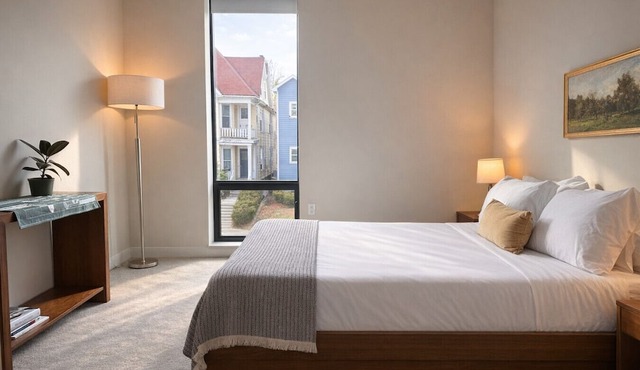 East Side Luxury 1BR Apt - Near Brady St with Balcony and Lounge | Sleeps 4