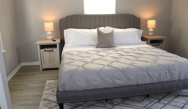 No Stairs Rustic Farmhouse APT King Beds/Fast WIFI