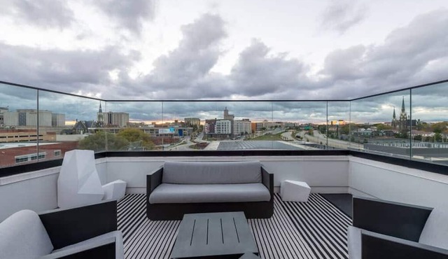 Modern Luxury 1BR Apt with Rooftop, Gym, and Parking