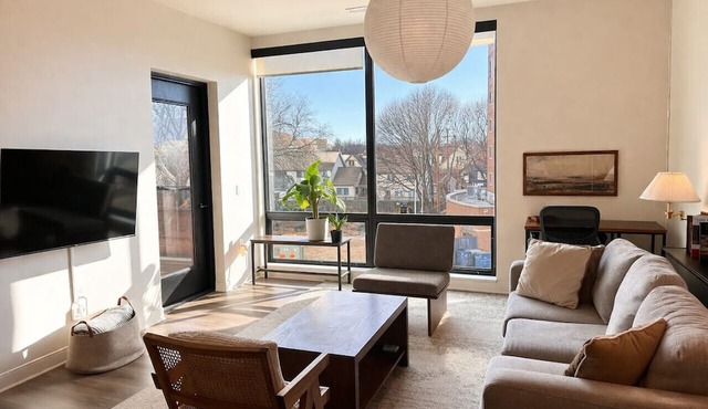 East Side Luxury 1BR Apt - Near Brady St with Balcony and Lounge - Sleeps 4